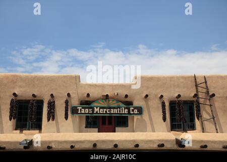 Taos Mercantile, Adobe Architecture, Taos Plaza, Historic District, Taos, New Mexico, Usa Foto Stock