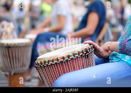 Le mani di un musicista che gioca su un africano djembe tamburo, in corrispondenza di una percussione festival di musica Foto Stock
