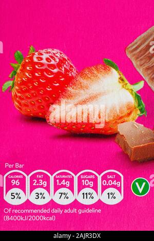 Informazioni nutrizionali sulla casella di colpa libera Skinny frusta Strawberry & Cioccolato Snack Bar - meno di 99 calorie Foto Stock