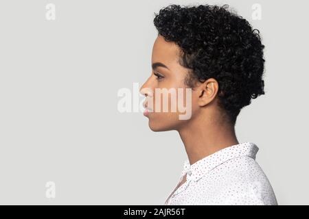 Donna africana lato profilo closeup faccia isolato su sfondo grigio