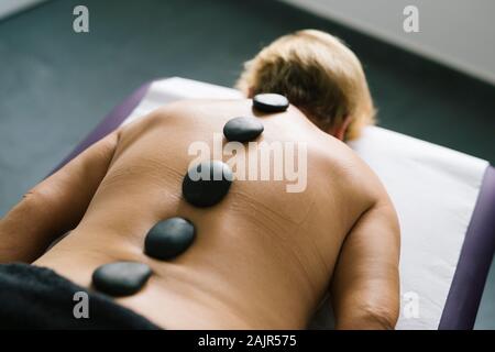 Donna ricevendo la terapia Lastone Foto Stock