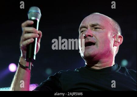 Milano, 01 maggio 2004,Concerto Live di Phil Collins al Forum Assago : Phil Collins durante il concerto Foto Stock