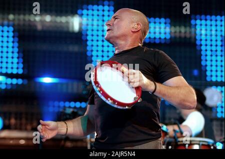 Milano, 01 maggio 2004,Concerto Live di Phil Collins al Forum Assago : Phil Collins durante il concerto Foto Stock