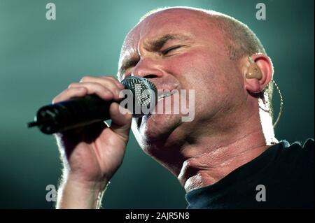 Milano, 01 maggio 2004,Concerto Live di Phil Collins al Forum Assago : Phil Collins durante il concerto Foto Stock