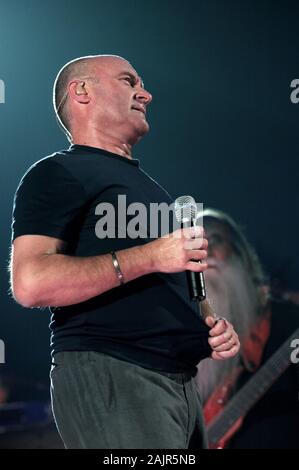 Milano, 01 maggio 2004,Concerto Live di Phil Collins al Forum Assago : Phil Collins durante il concerto Foto Stock