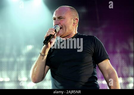 Milano, 01 maggio 2004,Concerto Live di Phil Collins al Forum Assago : Phil Collins durante il concerto Foto Stock