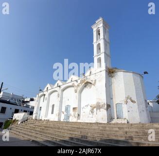 Renovierungsbedüftige griechisch orthodoxe Erzengel Michael Kirche mit Ikonenmuseum, Girne / Kyrenia, Türkische Republik Nordzypern Foto Stock