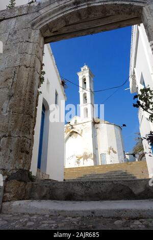 Renovierungsbedüftige griechisch orthodoxe Erzengel Michael Kirche mit Ikonenmuseum, Girne / Kyrenia, Türkische Republik Nordzypern Foto Stock