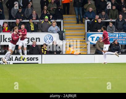 Burton upon Trent, Regno Unito. 05 gen, 2020. Burton Albion rispetto a Northampton Town; Ryan Watson di Northampton festeggia con Nicholas Adams di dopo il punteggio in 23 minuto 0-2 - rigorosamente solo uso editoriale. Nessun uso non autorizzato di audio, video, dati, calendari, club/campionato loghi o 'live' servizi. Online in corrispondenza uso limitato a 120 immagini, nessun video emulazione. Nessun uso in scommesse, giochi o un singolo giocatore/club/league pubblicazioni Credit: Azione Plus immagini di sport/Alamy Live News Foto Stock