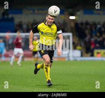 Burton upon Trent, Regno Unito. 05 gen, 2020. Burton Albion rispetto a Northampton Town; Jake Buxton di Burton Albion rintracciare una sfera allentati - rigorosamente solo uso editoriale. Nessun uso non autorizzato di audio, video, dati, calendari, club/campionato loghi o 'live' servizi. Online in corrispondenza uso limitato a 120 immagini, nessun video emulazione. Nessun uso in scommesse, giochi o un singolo giocatore/club/league pubblicazioni Credit: Azione Plus immagini di sport/Alamy Live News Foto Stock