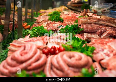 Vetrina di carne in una macelleria Foto Stock