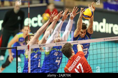 Berlino, Germania. 05 gen, 2020. La pallavolo, uomini: qualificazione olimpica, Slovenia - Belgio, turno preliminare, gruppo A, primo giorno di gioco, Max-Schmeling-Halle. Tomas Rousseaux (secondo da destra) dal Belgio gioca la palla contro la Slovenia del blocco di Toncek Stern (l), Jan Kozamernik (secondo da sinistra) e Klemen Cebulj (r). Credito: Andreas Gora/dpa/Alamy Live News Foto Stock