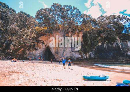 Coromandel, Nuova Zelanda - 3 Novembre 2016: i turisti a piedi attorno al Cove della cattedrale che è una famosa spiaggia dell'Isola del nord Foto Stock