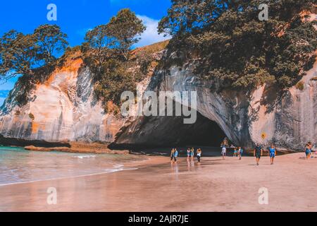 Coromandel, Nuova Zelanda - 3 Novembre 2016: i turisti a piedi attorno al Cove della cattedrale che è una famosa spiaggia dell'Isola del nord Foto Stock