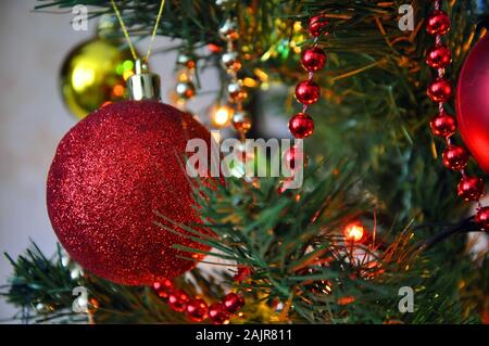 Splendidamente decorate Anno nuovo albero in una casa privata. Palle. Foto Stock
