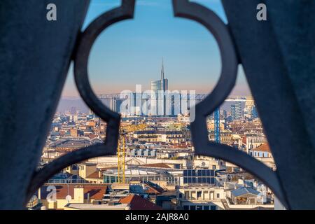 Milano Italia. Il paesaggio urbano da guglie del Duomo Foto Stock