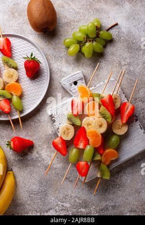 Gli spiedini di frutta sani spuntini estivi Foto Stock