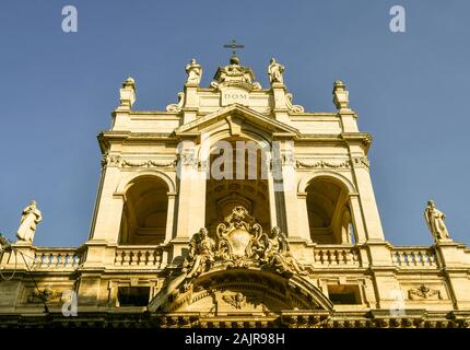 Top facciata della Chiesa della Santissima Annunziata in stile neo-barocco in Via Po street nel centro storico di Torino, Piemonte, Italia Foto Stock