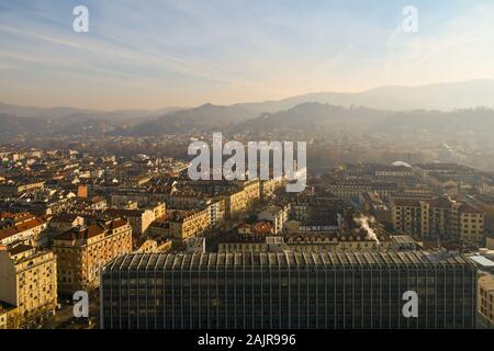 Vista sui tetti del centro storico di Torino e le sue colline dalla sommità della Mole Antonelliana con Palazzo Nuovo palazzo universitario, Piemonte, Italia Foto Stock
