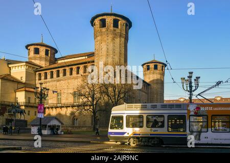 Vista panoramica di Piazza Castello nel centro della città di Torino con un tram che passa di fronte casaforte degli Acaja fortezza medievale, Piemonte, Italia Foto Stock