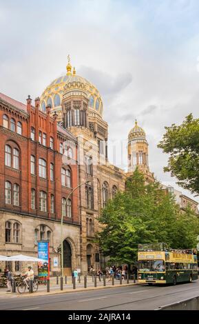 La nuova sinagoga, sightseeing bus sulla Oranienburger Strasse Foto Stock