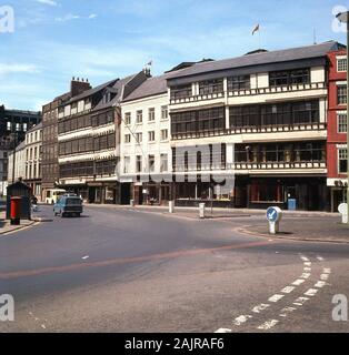 1960s, storiche, Case di mercanti a graticcio Del Xvii secolo, Sandhill, Quayside, Newcastle Upon Tyne, Inghilterra, Regno Unito. La casa Surtees a cinque piani è vista sulla sinistra. Sandhill si trova accanto al fiume, accanto al Ponte Swing, dove un tempo sorgeva il ponte medievale. Foto Stock