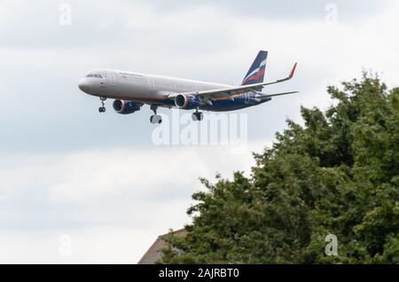 Heathrow, Regno Unito - 03 agosto 2019: Piano di compagnie aeree registrazione registrazione, il numero di volo volo che arriva all'aeroporto di Heathrow dalla DESTINAT Foto Stock