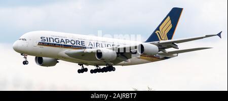 Heathrow, Regno Unito - 03 agosto 2019: Singapore Airlines Airbus A380-841 registrazione 9V-SKM, il numero di volo SQ308 arrivando all'aeroporto di Londra Heathrow Foto Stock