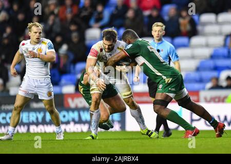 READING, Regno Unito. 05th, 2020 gen. Don Armand Exeter Chiefs (centro) viene affrontato durante la Premiership Gallagher partita di rugby tra il London Irish vs Exeter Chiefs al Madejski Stadium di Domenica, 05 gennaio 2020. Londra Inghilterra . (Solo uso editoriale, è richiesta una licenza per uso commerciale. Nessun uso in scommesse, giochi o un singolo giocatore/club/league pubblicazioni.) Credito: Taka G Wu/Alamy Live News Foto Stock