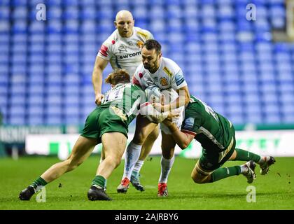 READING, Regno Unito. 05th, 2020 gen. Phil Dollman Exeter Chiefs viene affrontato Barney Maddison del London Irish (a destra) durante la Premiership Gallagher partita di rugby tra il London Irish vs Exeter Chiefs al Madejski Stadium di Domenica, 05 gennaio 2020. Londra Inghilterra . (Solo uso editoriale, è richiesta una licenza per uso commerciale. Nessun uso in scommesse, giochi o un singolo giocatore/club/league pubblicazioni.) Credito: Taka G Wu/Alamy Live News Foto Stock