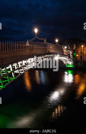 L'Ha'penny Bridge a Dublino, Irlanda Foto Stock