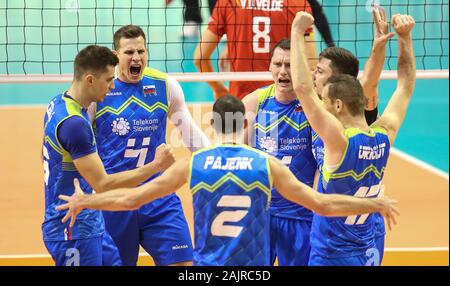 Berlino, Germania. 05 gen, 2020. La pallavolo, uomini: qualificazione olimpica, Slovenia - Belgio, turno preliminare, gruppo A, primo giorno di gioco, Max-Schmeling-Halle. La Slovenia è Alen Sket (l-r), Jan Kozamernik, Alen Pajenk, Toncek Stern, Dejan Vincic e Tine Urnaut allegria dopo aver vinto un set. Credito: Andreas Gora/dpa/Alamy Live News Foto Stock