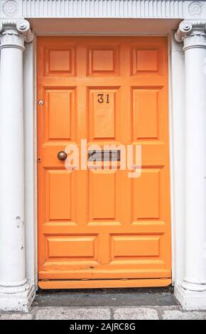 Colore arancio porta in Dublino Foto Stock