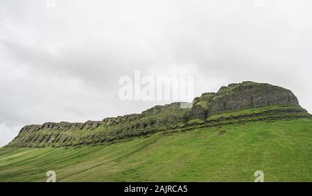 Ben Bulben, una formazione di grande roccia nella Contea di Sligo, Irlanda Foto Stock