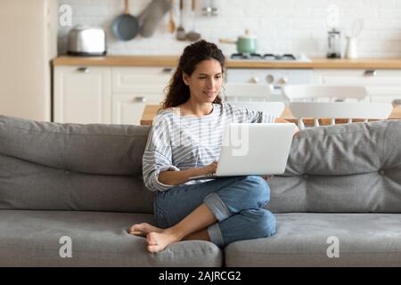 Azienda femmina sul giro sul notebook che stanno guardando sullo schermo la scrittura dei messaggi di posta elettronica Foto Stock