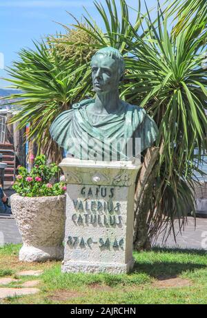 Sirmione, Lombardia, Italia - 26 Luglio 2017: busto in bronzo di antico poeta romano lirycist Gaio Valerio Katullus in italiano città di Sirmione, sulla banca o Foto Stock