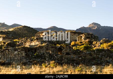 Archeologycal luogo noto come Chiprac nella gamma della montagna di Lima in Perù. Ci sono ancora le ossa e di teschi dalle persone che vivevano lì, incredibile ! Foto Stock