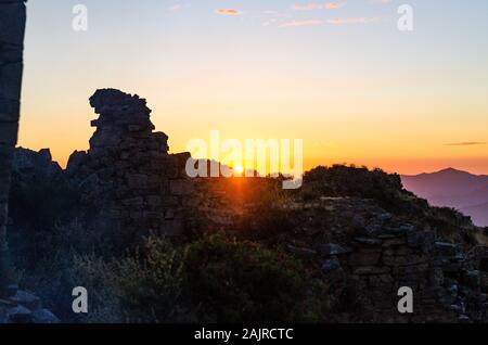 Archeologycal luogo noto come Chiprac nella gamma della montagna di Lima in Perù. Ci sono ancora le ossa e di teschi dalle persone che vivevano lì, incredibile ! Foto Stock