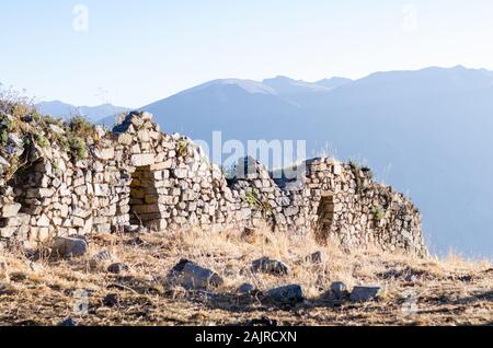 Archeologycal luogo noto come Chiprac nella gamma della montagna di Lima in Perù. Ci sono ancora le ossa e di teschi dalle persone che vivevano lì, incredibile ! Foto Stock