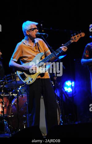 Milano, 26 giugno 2009 ,concerto dal vivo di Ry Cooder e Nick Lowe al presso il Teatro degli Arcimboldi: il bassista Nick Lowe durante il concerto Foto Stock