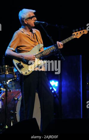 Milano, 26 giugno 2009 ,concerto dal vivo di Ry Cooder e Nick Lowe al presso il Teatro degli Arcimboldi: il bassista Nick Lowe durante il concerto Foto Stock