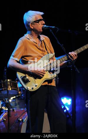 Milano, 26 giugno 2009 ,concerto dal vivo di Ry Cooder e Nick Lowe al presso il Teatro degli Arcimboldi: il bassista Nick Lowe durante il concerto Foto Stock