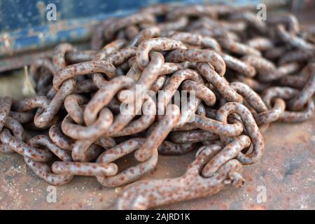 Catena arrugginita con gancio Foto Stock