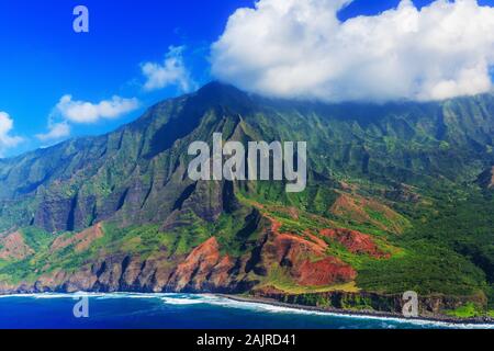 Kauai, Hawaii. Vista aerea della spettacolare costa di Na Pali. Foto Stock