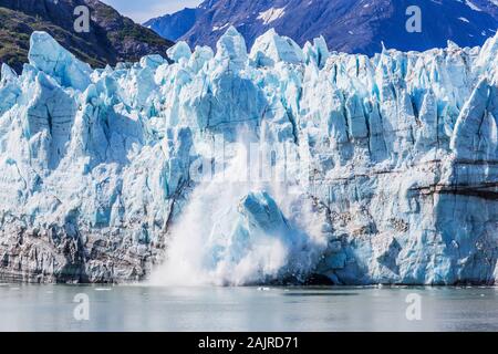 L'Alaska. Il ghiaccio claving presso il ghiacciaio Margerie nel Parco Nazionale di Glacier Bay. Foto Stock