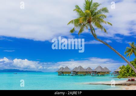 Bungalow sull'acqua del resort tropicale, isola di Bora Bora, vicino a Tahiti, Polinesia francese. Foto Stock