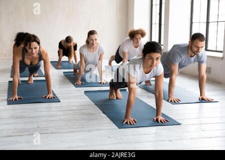 Diverse persone che fanno il listone esercizio a lezione di gruppo, la pratica dello yoga Foto Stock