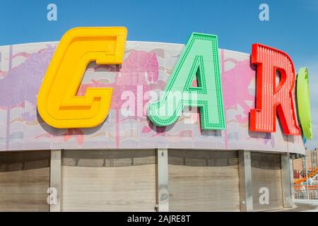 Scena invernale di grandi lettere colorate giostra di ortografia al di fuori stagione il luna park di Coney Island, Brooklyn, New York, Stati Uniti Foto Stock