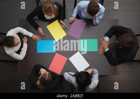 Un gruppo di persone di affari con vuoto di carta colorata, nuovo concetto di progetto Foto Stock