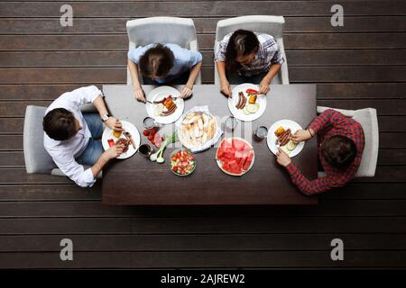 Quattro amici a cena, vista dall'alto Foto Stock